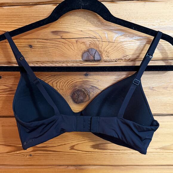 Skims Black Wireless 34B Bra - Picture 3 of 5